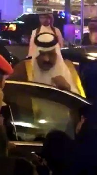 بالفيديو.. أمير حائل يتعرض لموقف محرج سيدة تستوقفة لطلب حاجة.. هذا هو رد فعله