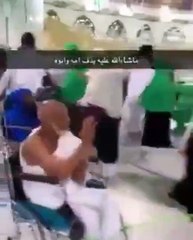 بالفيديو مشهد رائع من بر الوالدين بالمسجد الحرام