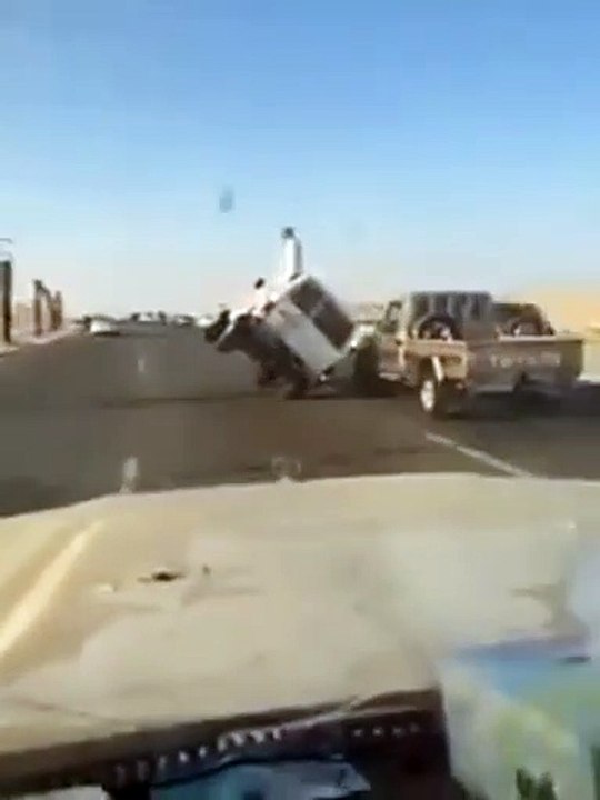 بالفيديو.. توثيق لحظة سقوط شاب سعودي من سيارة تسير على عجلتين