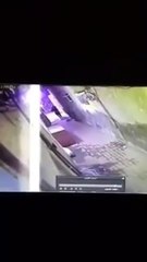 بالفيديو.. تجول 3 إرهابيين مسلحين ويرتدون زياً موحداً وأقنعة بحي المسورة يثير الجدل