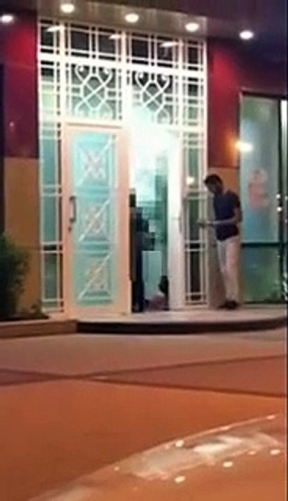 بالفيديو.. شرطة الرياض تقبض على وافد يمني يوصل الدخان لمشغل نسائي
