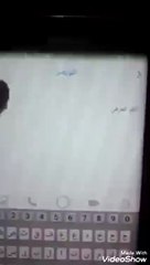 بالفيديو: رجل تربوي يقوم بضرب أحد الطلاب بـالعقال أمام بوابة مسجد في شقراء