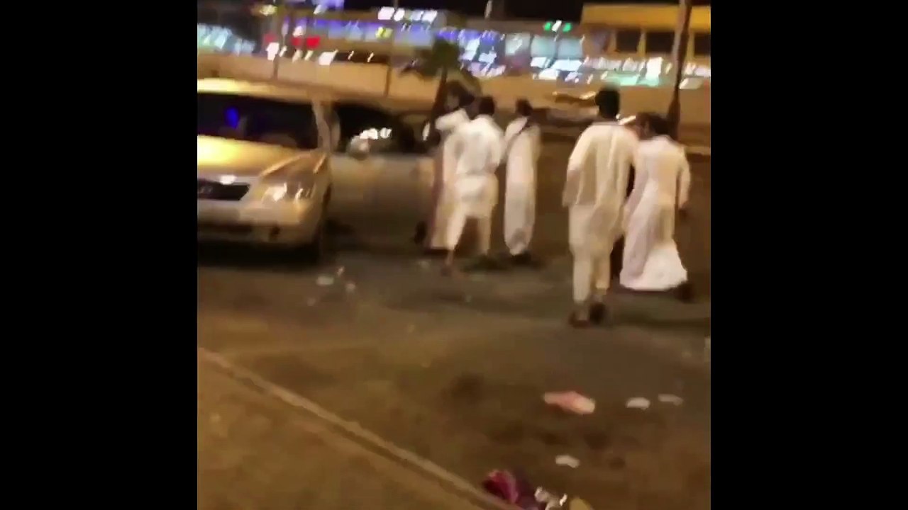 بالفيديو.. فتاة تثير إعجاب نشطاء مواقع التواصل بعد تحرش مراهقين بها
