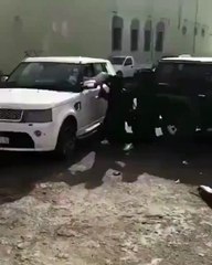 بالفيديو: شاب يتحرش بفتاة سعودية ويحاول نزع حجابها في تبوك