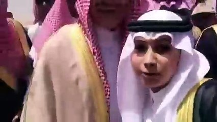 بالفيديو أهالي المنطقة الحدودية الشمالية بالسعودية يودعون اميرهم السابق حتى الطائرة