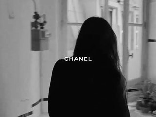 ستذهلك الطريقة التي حملت بها كارولين دي ميغريت حقيبة شانيل