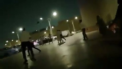 بالفيديو: مضاربة جماعية بالعصي أمام متجر بعد خلاف حول الكاشير بجدة