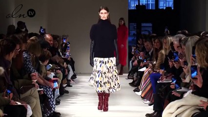 الألوان والقصات الواسعة يحدثان انقلاباً في تشكيلة فيكتوريا بيكهام!