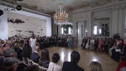 انسيابية الماء ورقي الهوت كوتور تميزان مجموعة فالانتينو