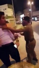 بالفيديو: مشادة عنيفة بين شاب ورجل مرور في جازان