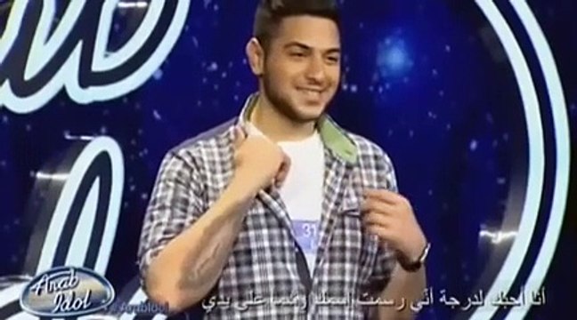 متسابق آراب أيدول يفاجئ نانسي عجرم ويقبلها ويبكي!