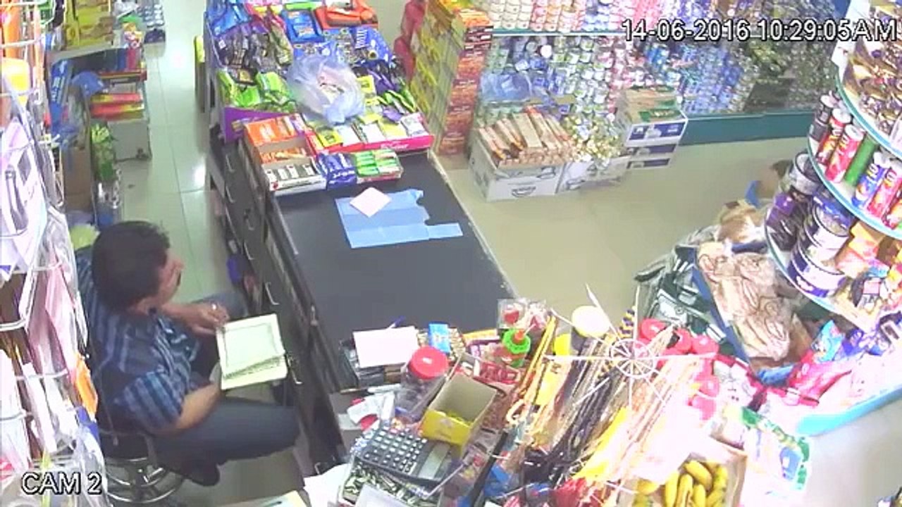 بالفيديو.. سطو لصان بالساطور علي محل بقالة في حائل في رمضان