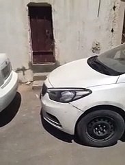 فيديو.. معقّب شركة تأجير سيارات يتفاجأ بحادثة سرقة غريبة