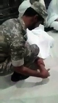 بالفيديو.. رجل أمن سعودي يدلك أقدام معتمر أنهكه التعب