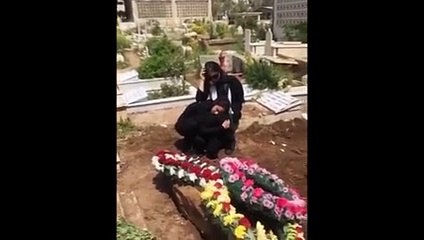 شاهدي..قمر تبكي أمام قبر والدتها