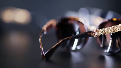 زهرة الكاميليا تزيّن نظارات Bijou الرومانسية من شانيل