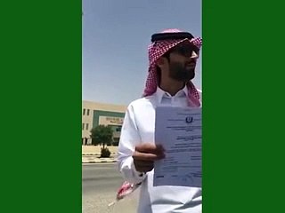 بالفيديو..بسبب البطالة طبيب أسنان سعودي يحرق شهادته الجامعية