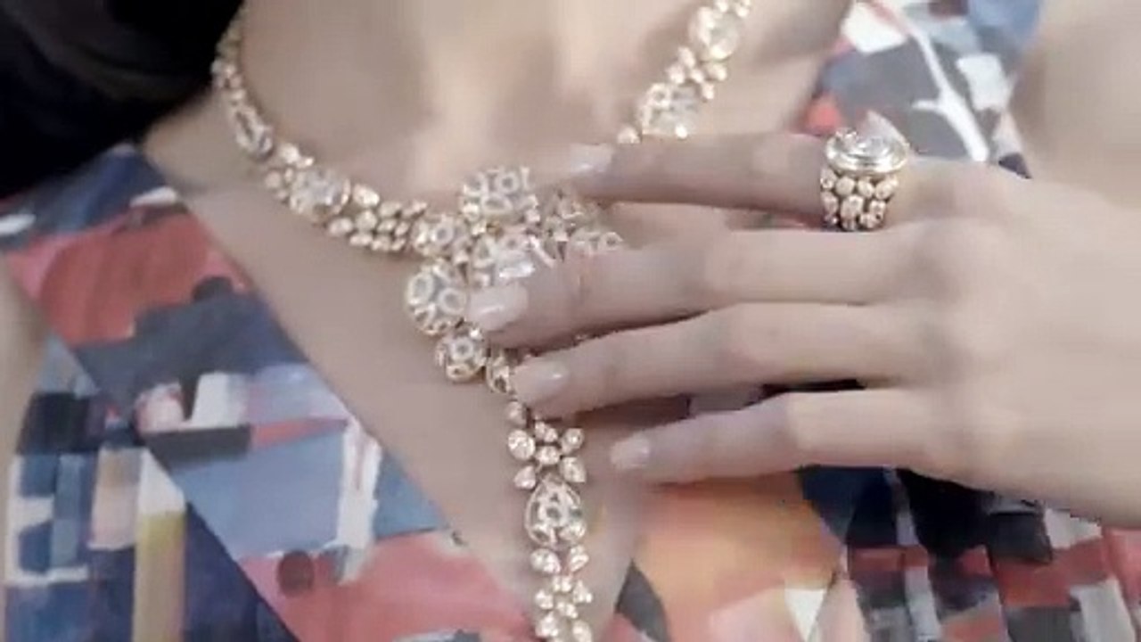 جلسة تصوير لمجوهرات Les Talismans De Chanel الف...