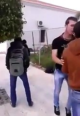 معركة بين فتاتين في إحدى المدارس ... بسبب شاب!