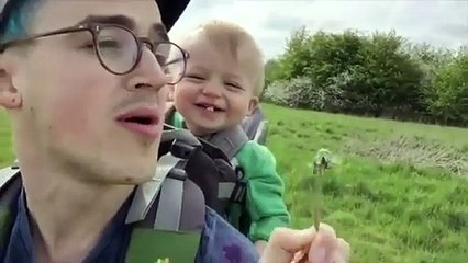 بالفيديو- لن تتوقف عن الضحك بسبب هذا الطفل