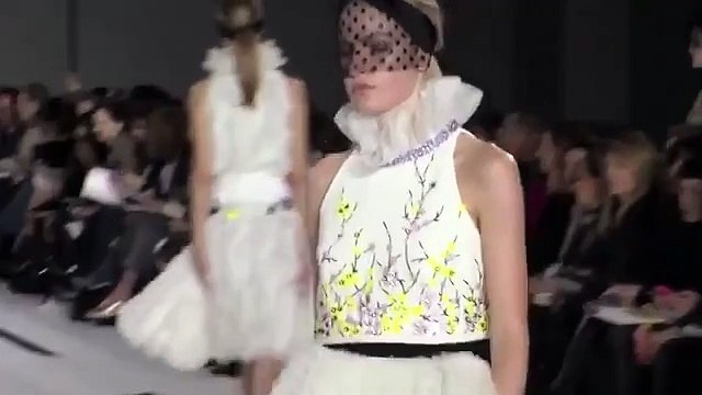 شاهدي عرض جيامباتيستا فالي للهوت كوتور المستوحى من كوكو شانيل