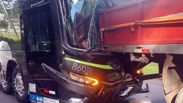 Caminhão não vence subida, desce Rua Bom Jesus de ré e bate em ônibus; Via foi interditada!