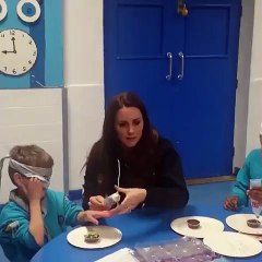 بالصور والفيديو: كايت ميدلتون تلهو مع أطفال الكشافة