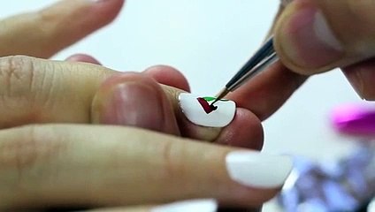 عيشي العيد مع مناكير مستوحى من العلم الإماراتي