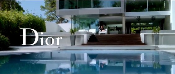 ماريون كوتيارد ترقص و تطير في الهواء في إعلان Lady Dior الجديد