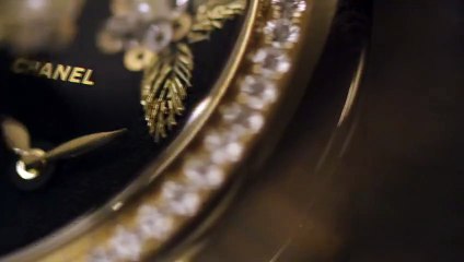فيديو يأخذك إلى كواليس تنفيذ ساعات Mademoiselle PRIVÉ الجديدة من Chanel