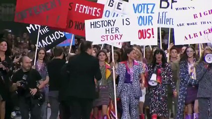 زويا تلتقي المشاهير على هامش عرض أزياء شانيل في باريس