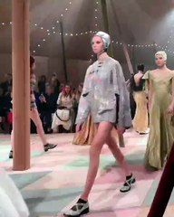 مصممة ديور أثبتت أن إبداعها لا ينضب وتشكيلتها الجديدة مزجت البريق مع سحر السيرك