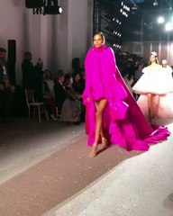 سقوط عارضة أزياء «جيامباتيستا فالي» بأسبوع الموضة الباريسي