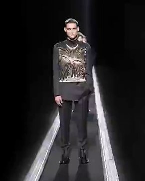 عارضون على منصة مُتحركة وإطلالات جريئة للحضور.. هكذا كان عرض Dior Homme خريف 2019