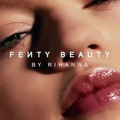 ريهانا تُقاضي والدها بسبب استغلال اسمها في أعمال وهمية