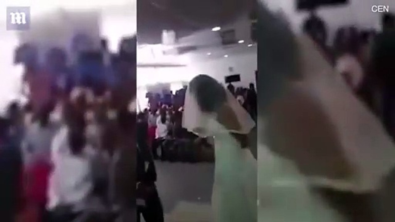 بالفيديو.. سيدة تقتحم حفل زفاف حبيبها من أخرى بفستان الزفاف وتتهجم على العروسين!