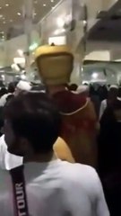 بالفيديو.. رجل يظهر بملابس السلاطين بالحرم المكي ويثير دهشة المعتمرين!