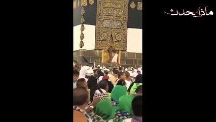 بالفيديو.. أحد الحجاج يحاول بالقوة والعنف فتح باب الكعبة!