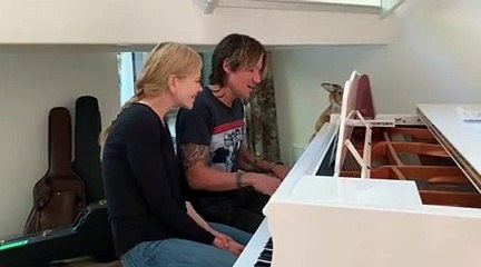 أغرب تهنئة بالعام الجديد: نيكول كيدمان حورية حقيقية وسط البحر