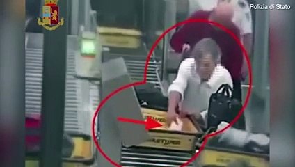 بالفيديو.. القبض على سارق أستولى على أموال راكب يسبقه في التفتيش بالمطار