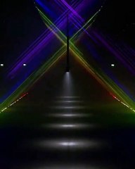 بالرغم من مُغادرته الدار، الملكة إليزابيث تُكرّم مُصمم بيربري السابق كريستوفر بايلي