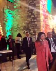 الملكة رانيا تُضئ شجرة عيد الميلاد وإطلالاتها ألهمتنا بألوانها المُبهجة