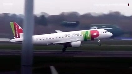 بالفيديو.. قائد طائرة يفعل المستحيل لإنقاذها بالركاب من عاصفة هوائية قوية!