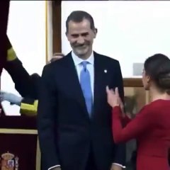 ماذا لو استوحيتِ إطلالتكِ الجمالية في الأعياد من الملكات والأميرات؟