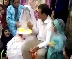 بالفيديو.. هكذا ضرب عريس عروسه لفشله إطعامها قطعة من "كعكة الزفاف"