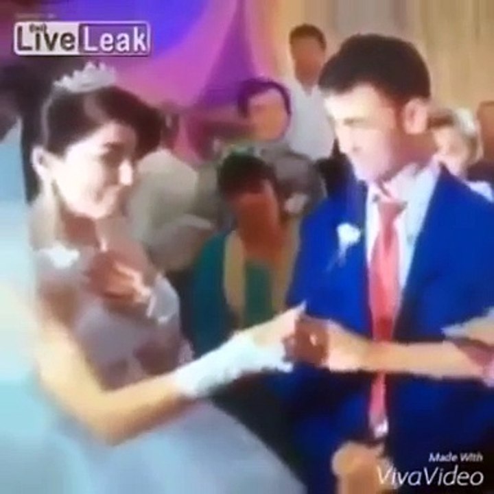 بالفيديو.. عريس يضرب عروسة أمام الحضور بطريقة مُضحكة ليلة زفافهما!