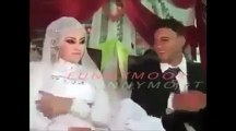 بالفيديو.. عريس يُقبل عروسه بغير إرادتها أمام الحضور وهكذا كان رد فعلها!