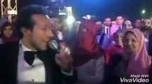 بالفيديو.. عريس مصري يشعل حفل زفافها بأغنية 