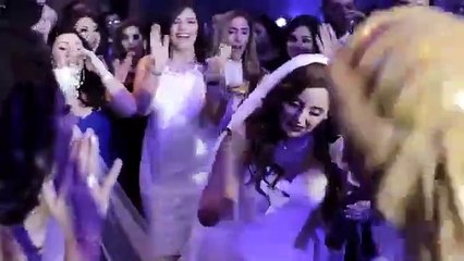 بالفيديو... عروس تتفاعل مع زفّتها المبهرة لفرقة لبنانية ترقص بالطبل والسيوف