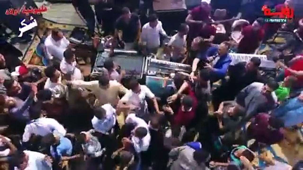 مقطع فيديو يوثق لحظة أنهيار المسرح بالفرقة الموسيقية والراقصين